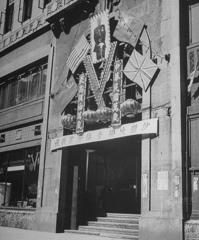 珍贵老照片：1945年抗战胜利，日本在南京投降，民众欢呼雀跃休闲区蓝鸢梦想 - Www.slyday.coM