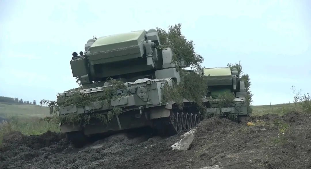  俄装甲车队中的“道尔”防空系统