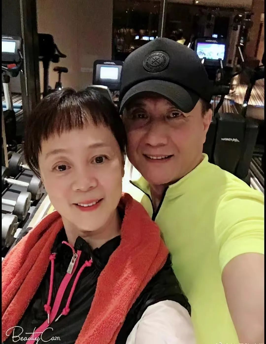 凡是丈夫演的戏,张萍必定从头追到尾,有时看一遍不够,就看好几遍