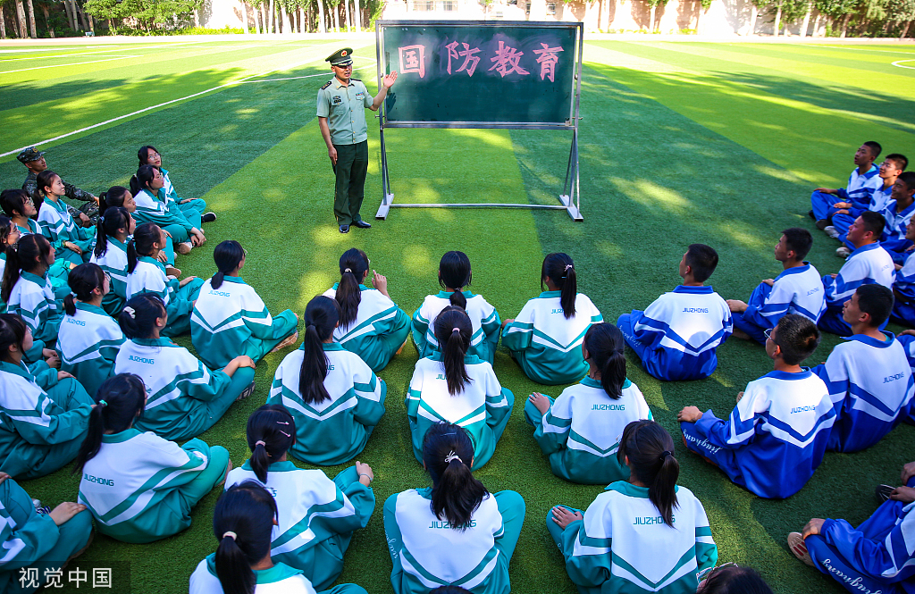 2022年8月11日,甘肃酒泉,高一新生在学校操场进行国防教育培训.