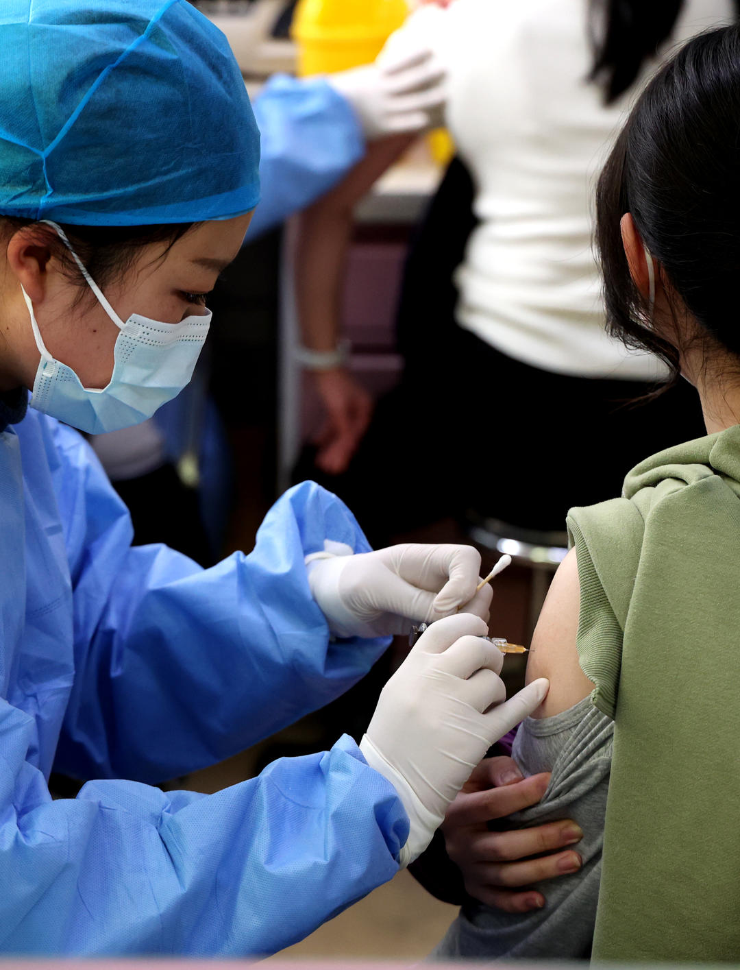 该工作人员表示,目前16—26岁以外的市民仍不能接种九价hpv疫苗,预计