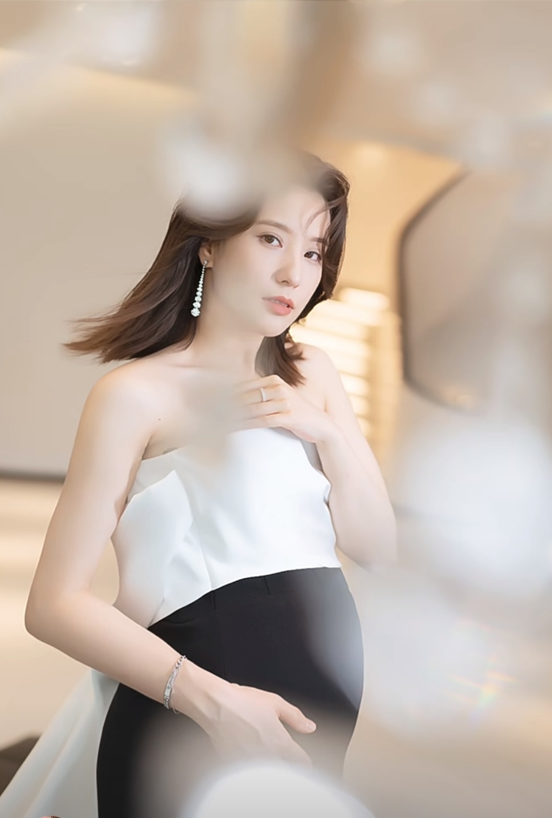 穿黑白长裙优雅大气,皮肤白皙到发光|鲍天琦|二胎|女星_新浪新闻