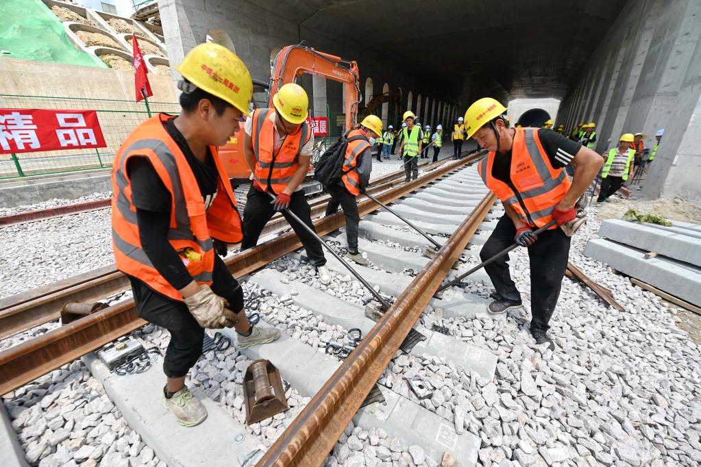 8月30日，施工人员在新建福厦铁路厦门北站施工现场作业。新华社记者 林善传 摄