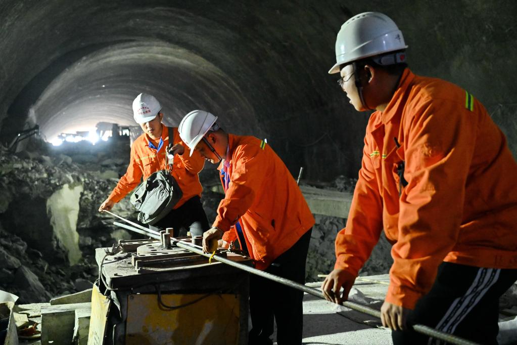 　2021年1月21日，施工人员在新建福厦铁路一处隧道内作业。新华社记者 林善传 摄