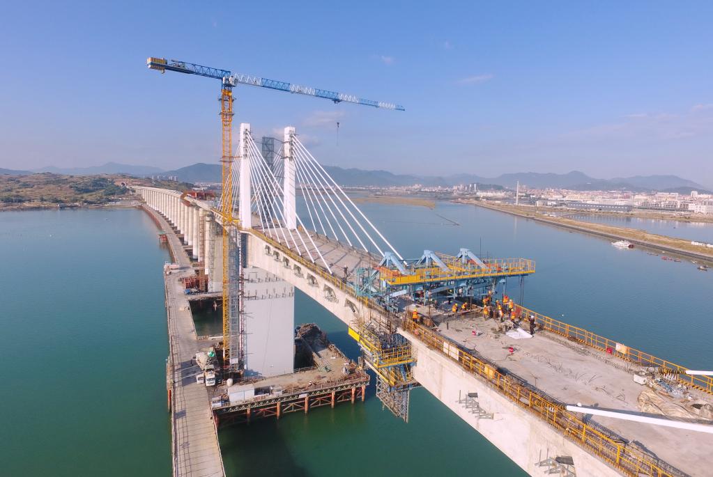 　这是2021年11月13日拍摄的建设中的新建福厦铁路湄洲湾跨海大桥（无人机照片）。新华社记者 林善传 摄