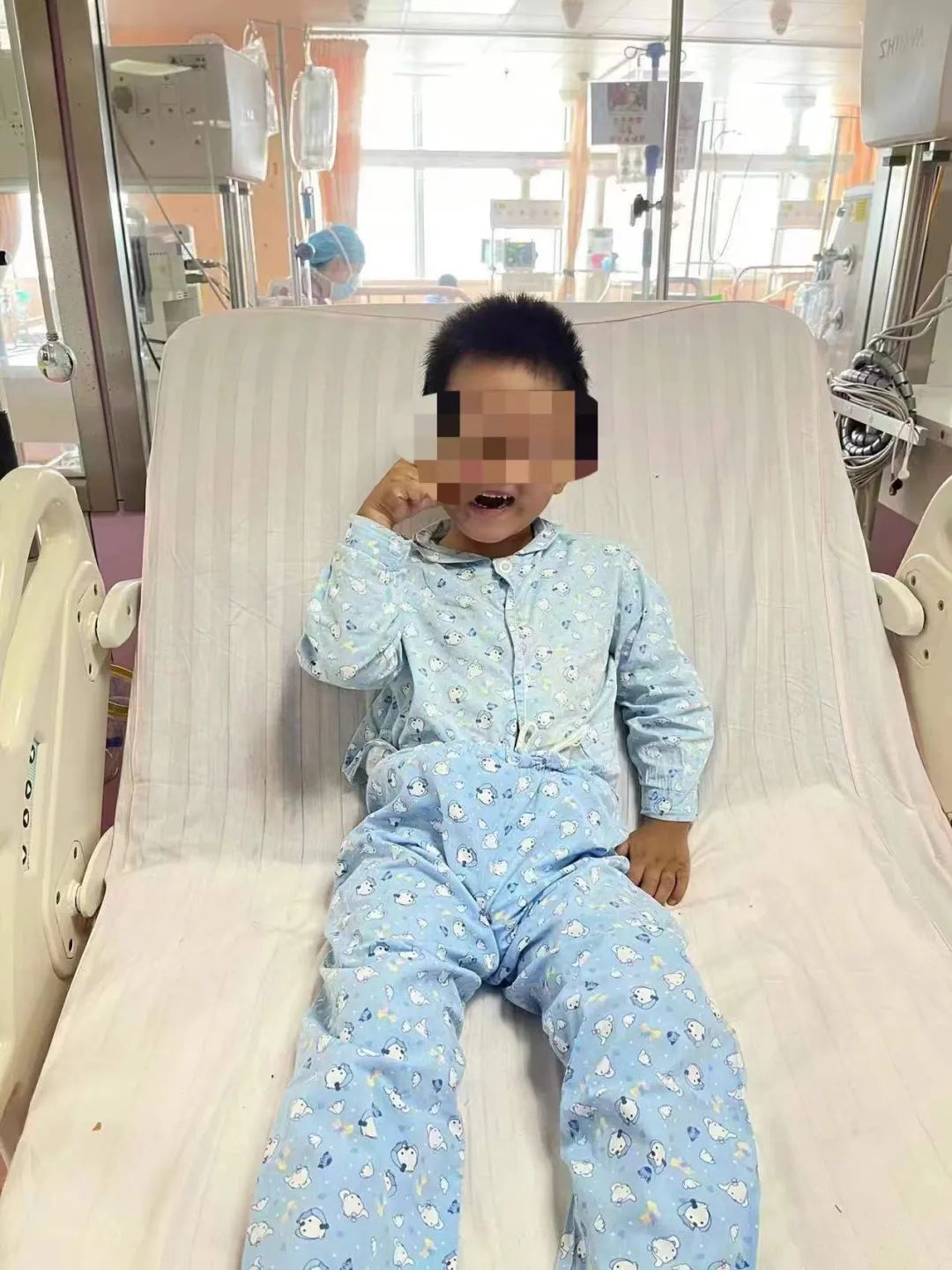 4岁男孩17楼坠落，妈妈连哭带喊飞奔下楼…会有奇迹么？休闲区蓝鸢梦想 - Www.slyday.coM