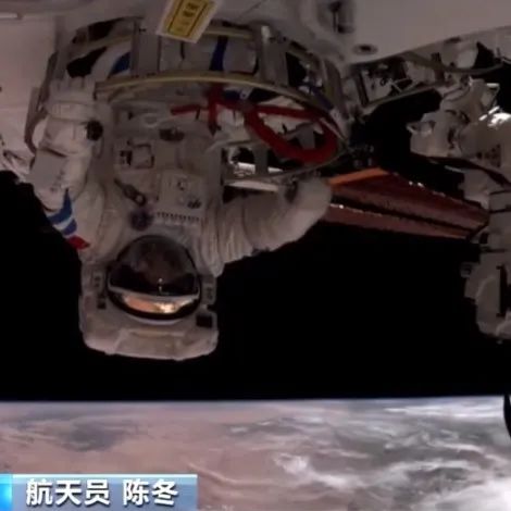 首次从气闸舱“倒立”出舱!神舟14号航天员陈冬、刘洋圆满完成出舱活动|神舟|刘洋|陈冬_新浪新闻
