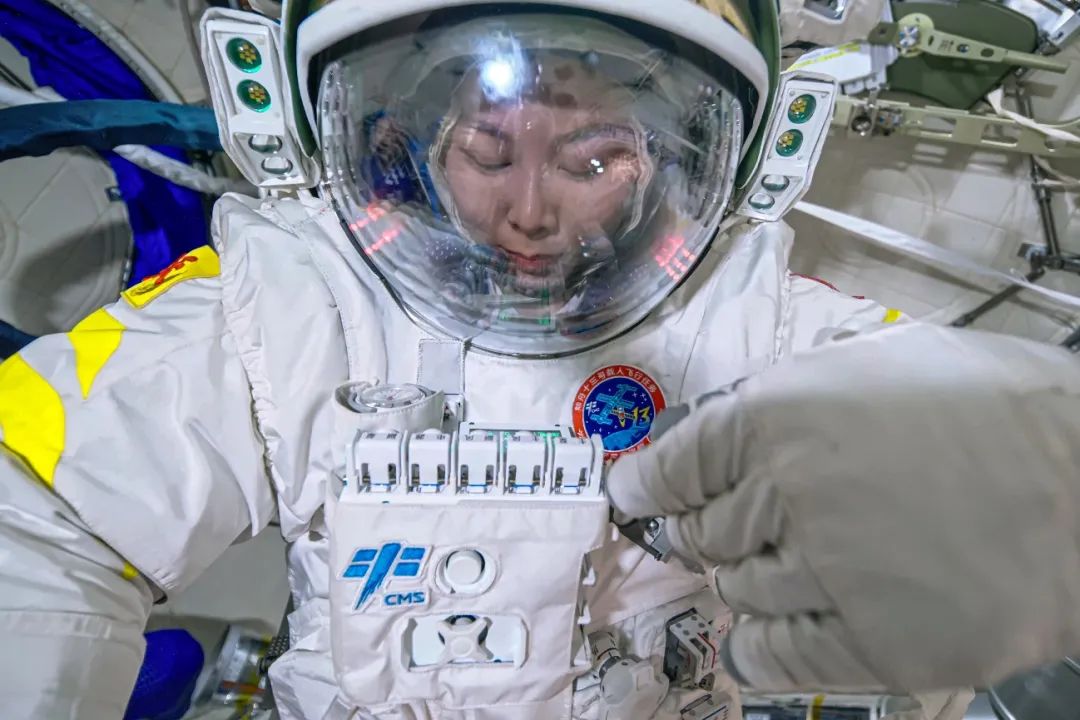 开关数管设备电源,开关头盔照明灯,关闭应急声音信号;同时为航天员