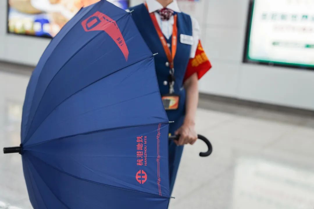 提醒 | 下雨天忘带伞怎么办?地铁便民伞借还指南请收下!所有车站可借还_手机新浪网