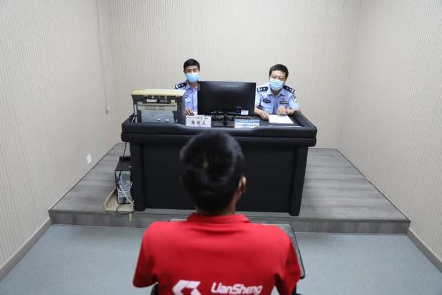 民警侦查途中偶遇嫌犯，“顺手”抓获三名犯罪嫌疑人休闲区蓝鸢梦想 - Www.slyday.coM