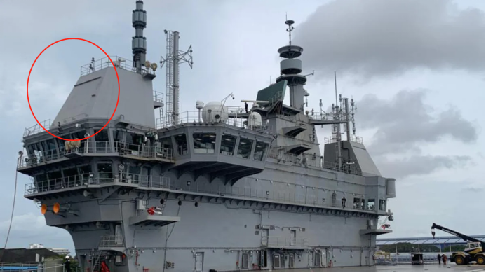 “维克兰特”号航母，可见EL/M-2248雷达安装位置被覆盖了一块铁皮（红圈处）。