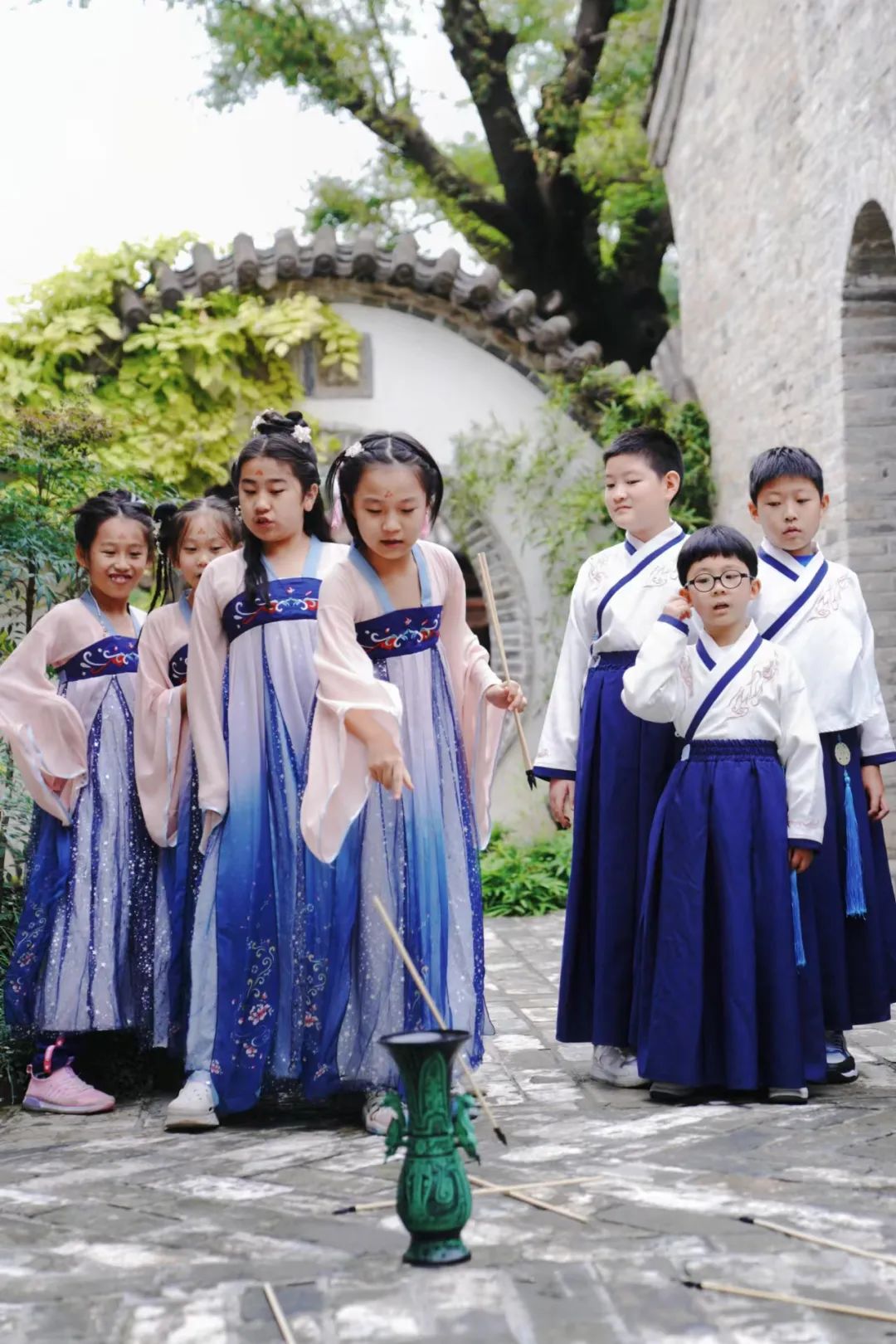 着汉服,学历史,占花令,茶果子,投壶竞技······报名研学一日营