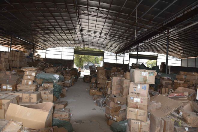 图为伪劣香水储存仓库