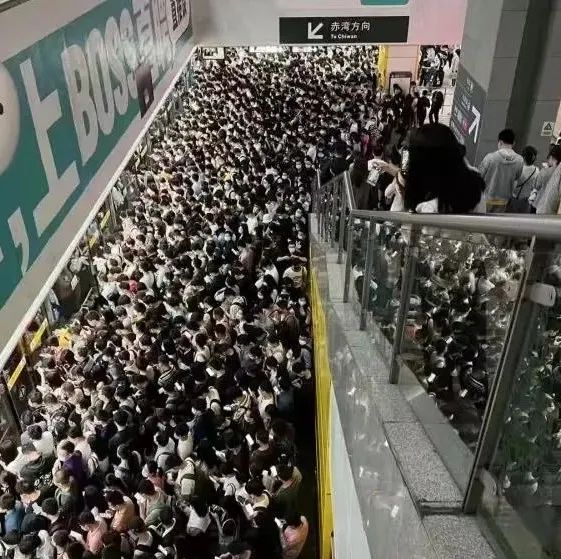 我国有1400万上班族每天通勤时间超过2个小时!|月薪_新浪新闻