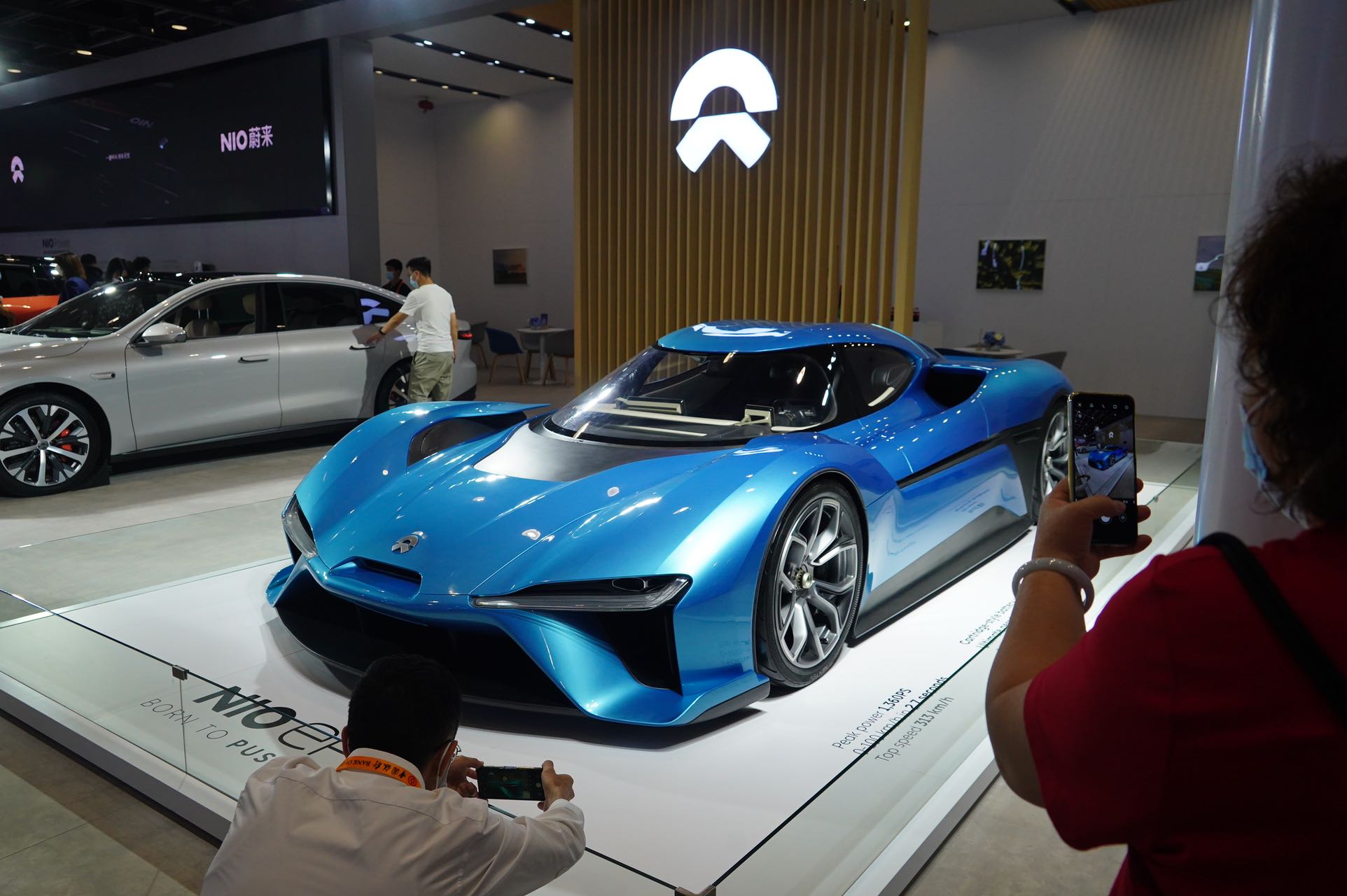 服贸会公众开放日,参观者与国产新能源汽车亲密接触-新浪汽车