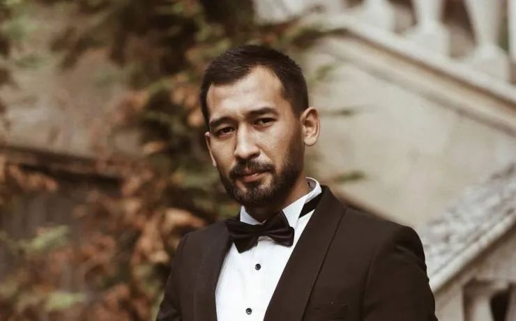 2,詹多斯·艾巴索夫哈萨克斯坦电影界的型男,笑容灿