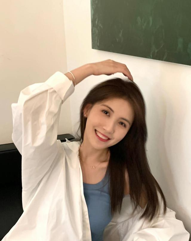 王思聪前女友网红甜仇结婚,老公是混血相亲认识,秀钻戒一脸甜蜜__财经