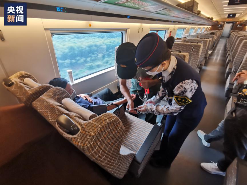 57秒，狂奔11节车厢，救过来了！休闲区蓝鸢梦想 - Www.slyday.coM