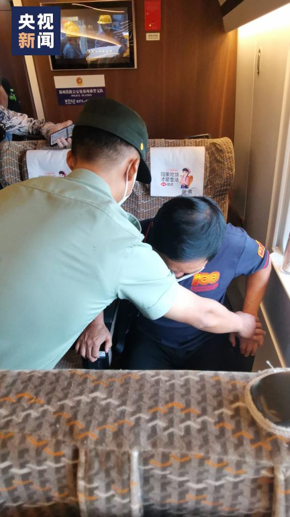 57秒，狂奔11节车厢，救过来了！休闲区蓝鸢梦想 - Www.slyday.coM