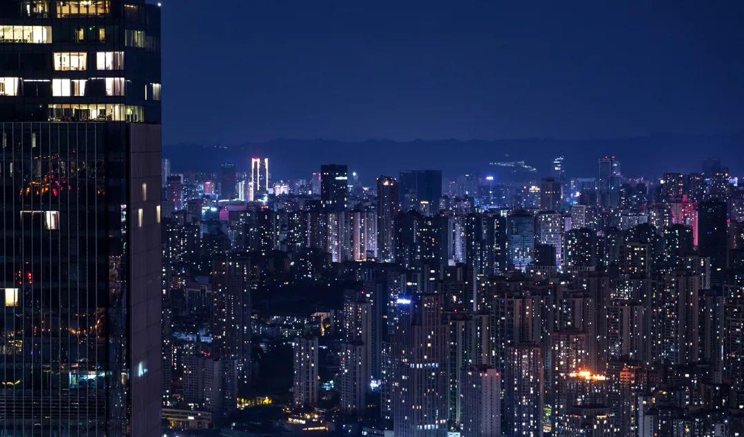 夜晚,城市亮起万家灯火,灿烂如天上的繁星.&nbsp; 陈启宁 摄