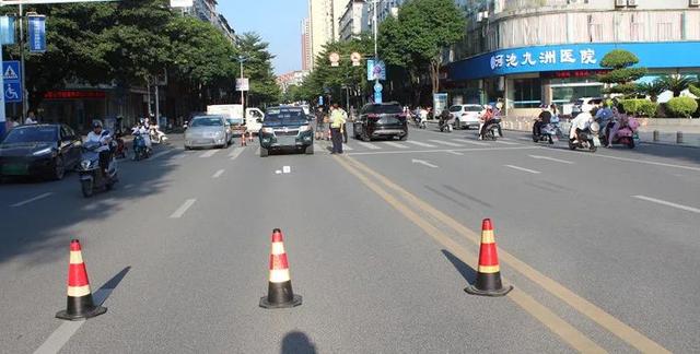 女子斑马线上被撞飞！驾驶人表示：我在赶苍蝇……休闲区蓝鸢梦想 - Www.slyday.coM