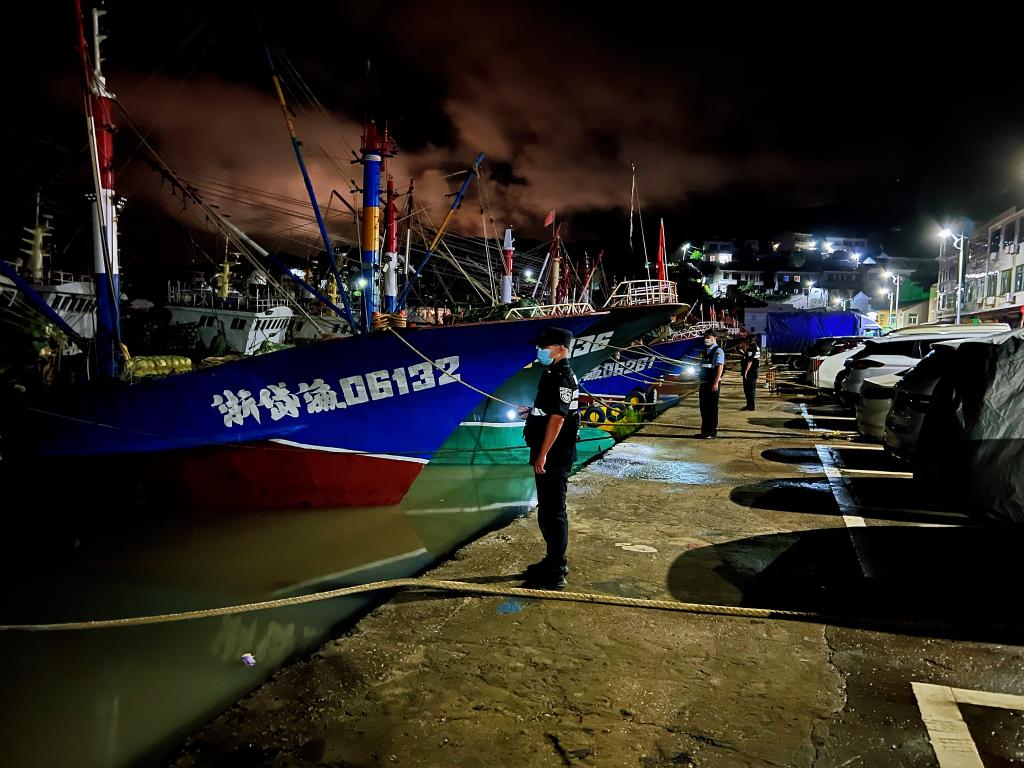 9月3日晚,岱山县公安检查码头渔船归港避风情况.(受访者供图)