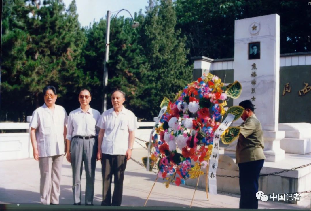1990年5月穆青,冯健(左二),周原在兰考县焦裕禄墓前献花圈.