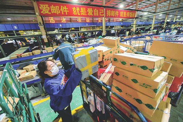太原邮政物流工作人员正在分拣快递(资料图片).