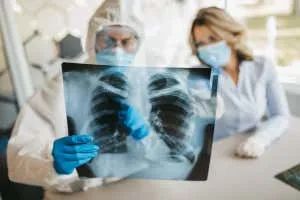 X射线被用来诊断9名感染不明原因肺炎的患者。图源：英国《新科学家》杂志网站