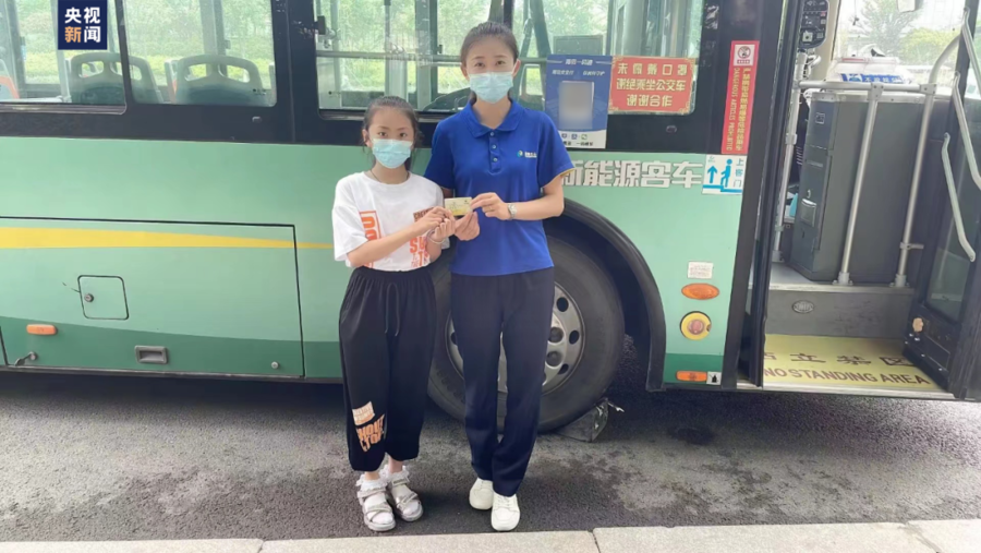 青岛小学生坐公交车写“欠条”，接下来的举动全网点赞！休闲区蓝鸢梦想 - Www.slyday.coM