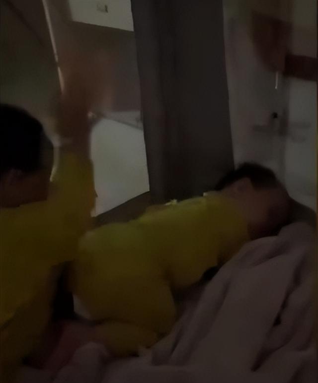 双胞胎出生后浑身淤青？原来是因为在肚子里“拳打脚踢”休闲区蓝鸢梦想 - Www.slyday.coM