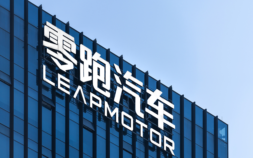 澎湃汽车周周谈|迪斯下课,零跑上市,"油电"之争愈演愈烈|阿维塔科技_