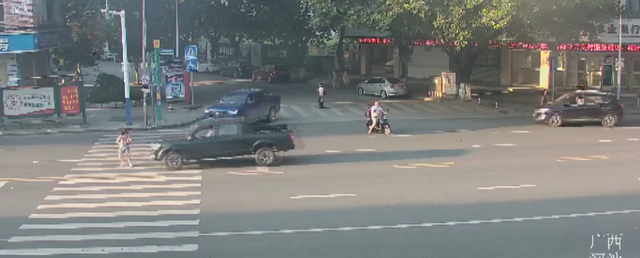 女子斑马线上被撞飞！驾驶人表示：我在赶苍蝇……休闲区蓝鸢梦想 - Www.slyday.coM