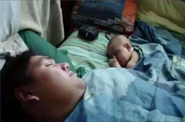 4个月宝宝被爸爸鼾声吵到空气挥拳,婴儿被爸爸鼾声吵醒休闲区蓝鸢梦想 - Www.slyday.coM 4个月宝宝被爸爸鼾声吵到空气挥拳,婴儿被爸爸鼾声吵醒休闲区蓝鸢梦想 - Www.slyday.coM