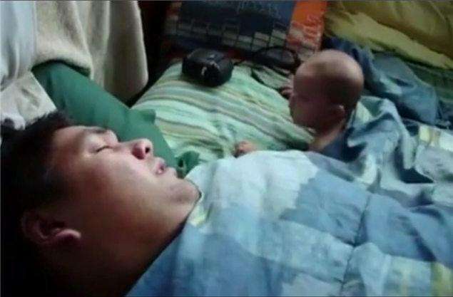 4个月宝宝被爸爸鼾声吵到空气挥拳,婴儿被爸爸鼾声吵醒休闲区蓝鸢梦想 - Www.slyday.coM 4个月宝宝被爸爸鼾声吵到空气挥拳,婴儿被爸爸鼾声吵醒休闲区蓝鸢梦想 - Www.slyday.coM