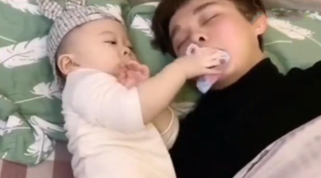 4个月宝宝被爸爸鼾声吵到空气挥拳,婴儿被爸爸鼾声吵醒休闲区蓝鸢梦想 - Www.slyday.coM 4个月宝宝被爸爸鼾声吵到空气挥拳,婴儿被爸爸鼾声吵醒休闲区蓝鸢梦想 - Www.slyday.coM