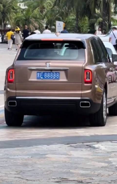 黑e88888,这车牌换了好几台豪车了吧?__财经头条