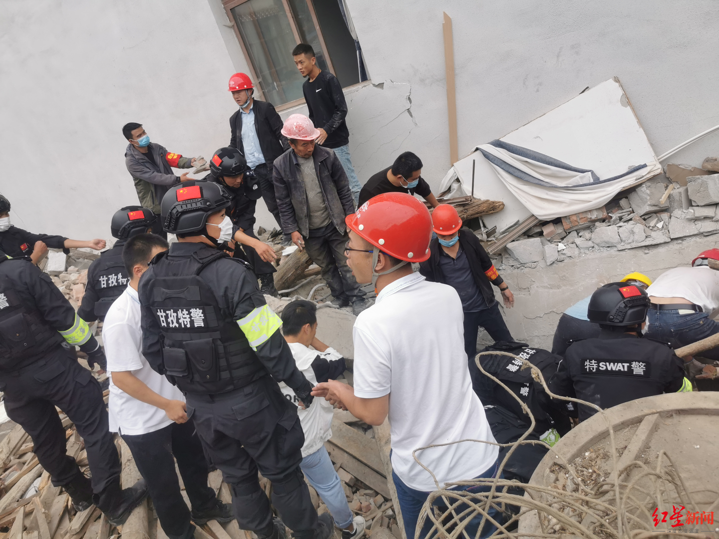 海螺沟一男子被地震垮塌房屋压住，甘孜特警徒手将其救出休闲区蓝鸢梦想 - Www.slyday.coM