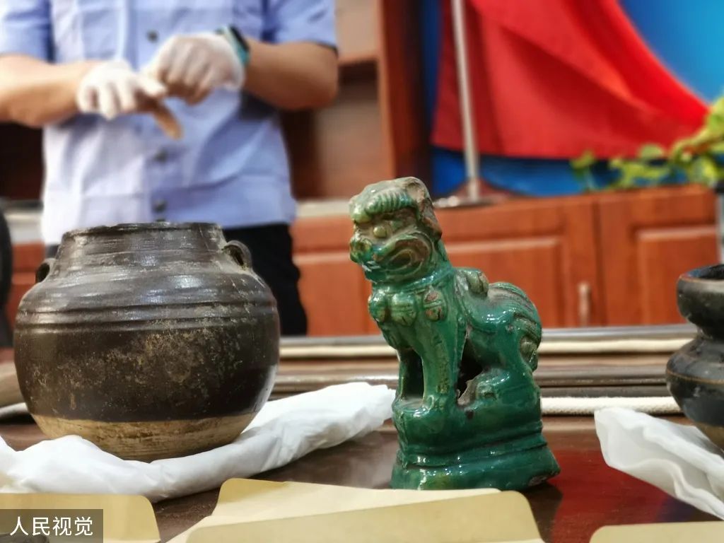 2019年7月8日,西安,警方抓获一个盗墓团伙,民警展示此案中查获的文物.