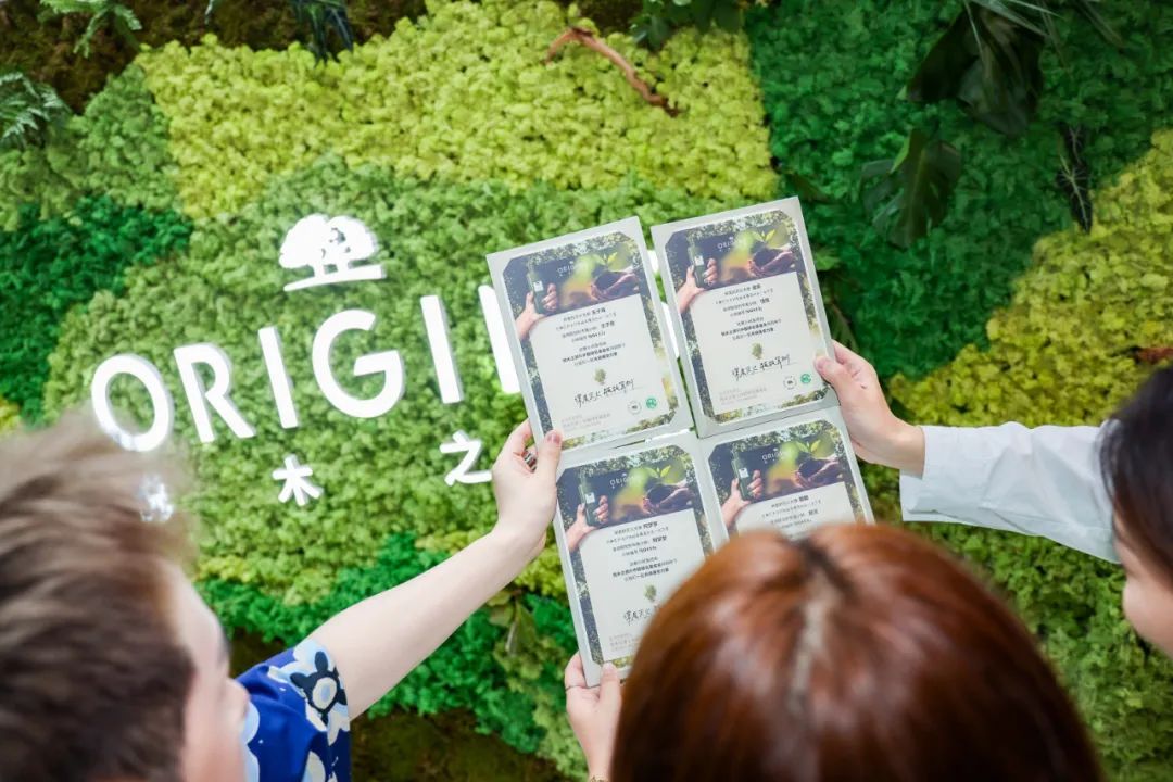 「悦木之源 深層滅火 瓶瓶算樹」植愈公益活動現場參與互動的嘉賓獲得「滅火大使」環保證書