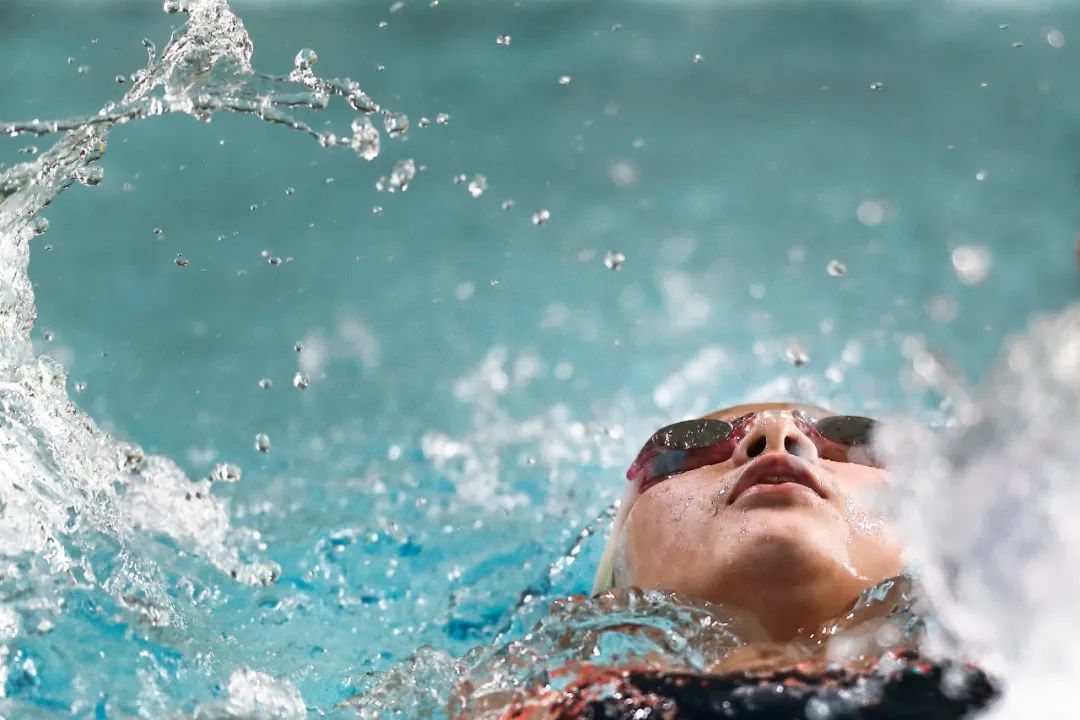 视障运动员在游泳赛场