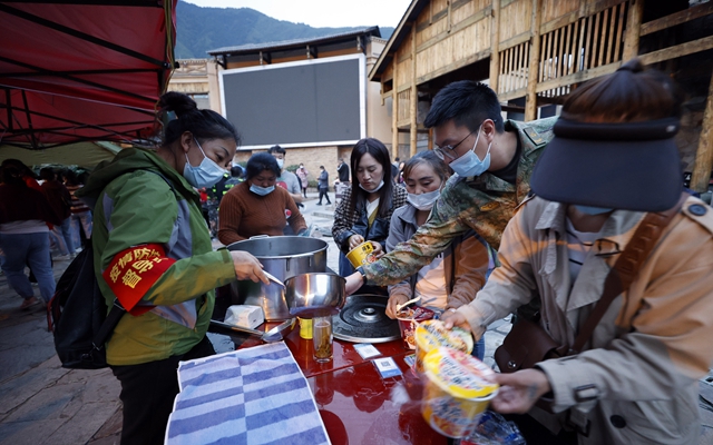 泸定县6.8级地震逾30人遇难，四川同时直面多重考验休闲区蓝鸢梦想 - Www.slyday.coM