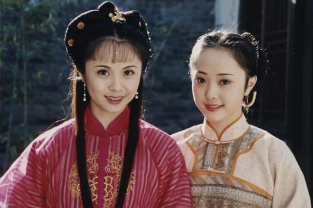 杨若兮穿古装扮嫦娥，穿长裙面带微笑，曾演《康熙微服私访记》休闲区蓝鸢梦想 - Www.slyday.coM