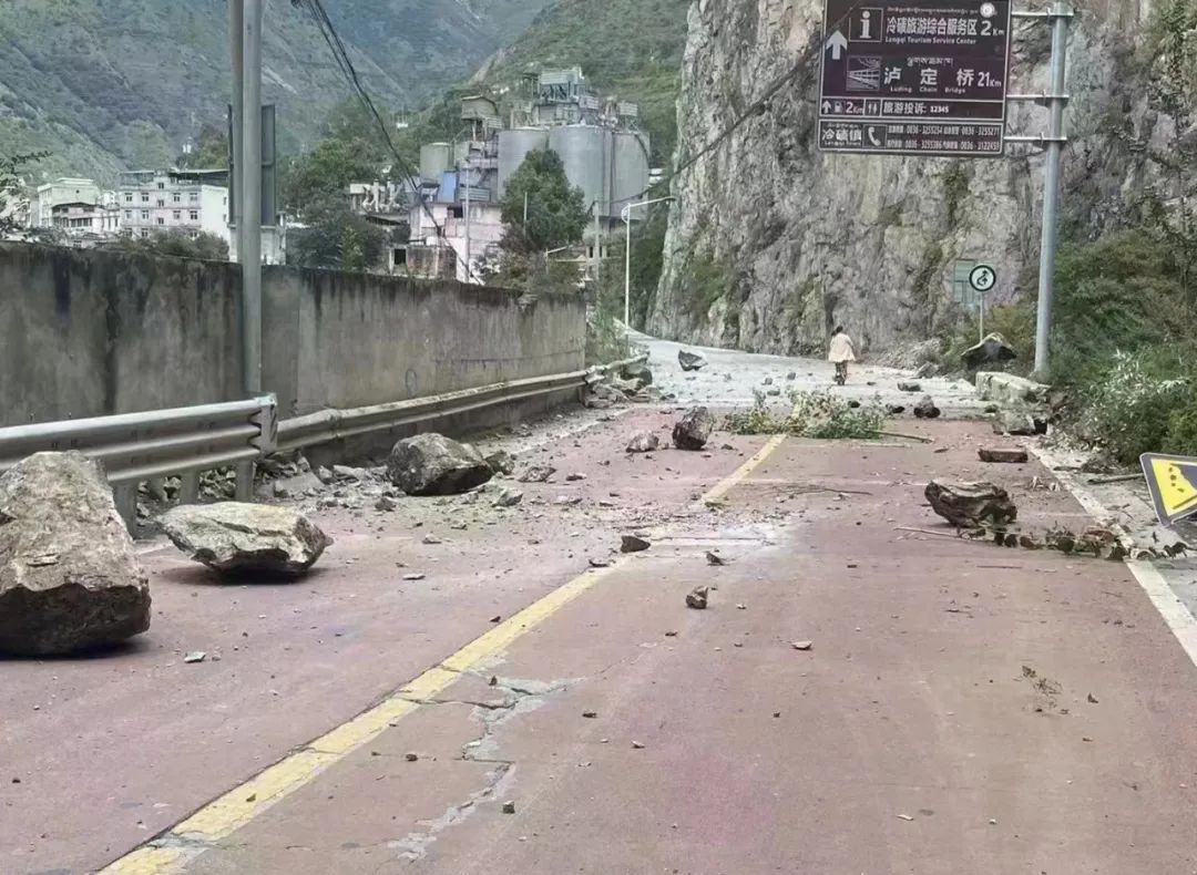 山石掉落在四川省甘孜州泸定县冷碛镇附近的道路上（9月5日摄）。图源：新华社