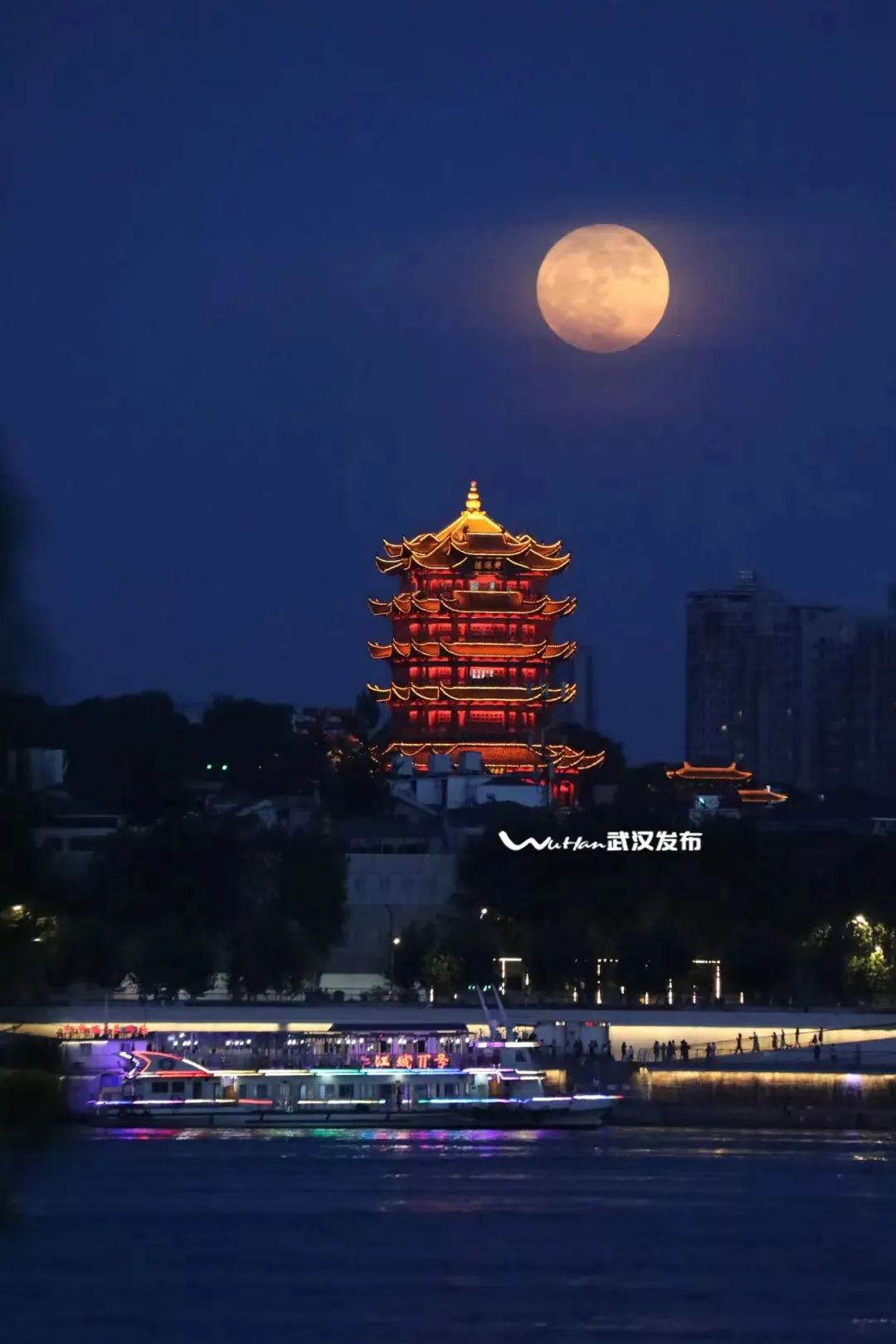 黄鹤楼上一轮圆月.城市摄影队 王佳旭 摄