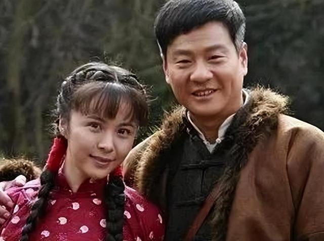 杨若兮穿古装扮嫦娥，穿长裙面带微笑，曾演《康熙微服私访记》休闲区蓝鸢梦想 - Www.slyday.coM