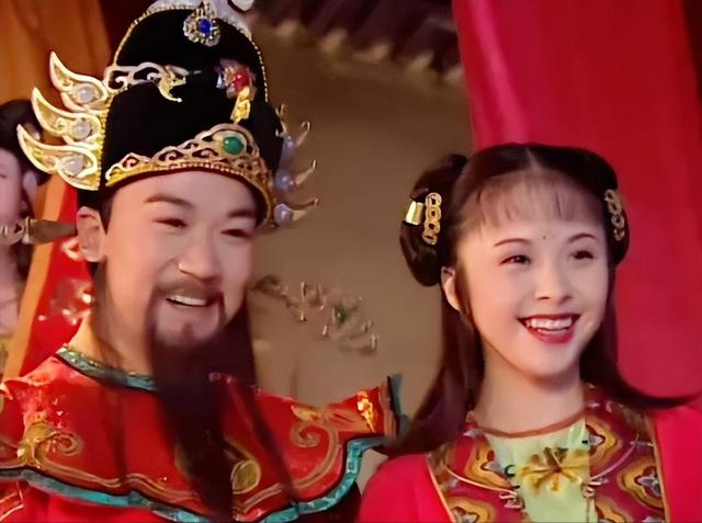 杨若兮穿古装扮嫦娥，穿长裙面带微笑，曾演《康熙微服私访记》休闲区蓝鸢梦想 - Www.slyday.coM