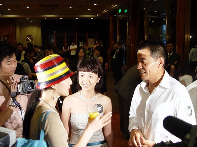 杨若兮穿古装扮嫦娥，穿长裙面带微笑，曾演《康熙微服私访记》休闲区蓝鸢梦想 - Www.slyday.coM