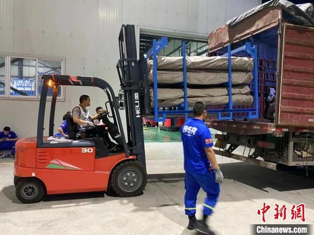 工作人员正在进行物资装车。 四川省红十字会供图。