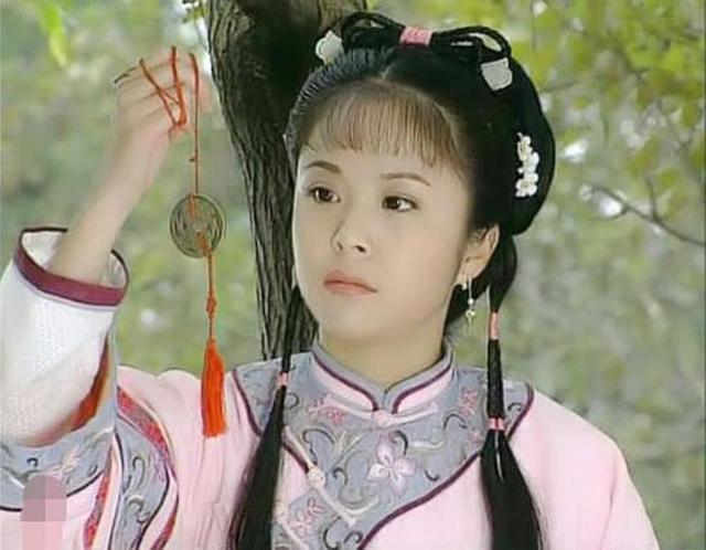 杨若兮穿古装扮嫦娥，穿长裙面带微笑，曾演《康熙微服私访记》休闲区蓝鸢梦想 - Www.slyday.coM